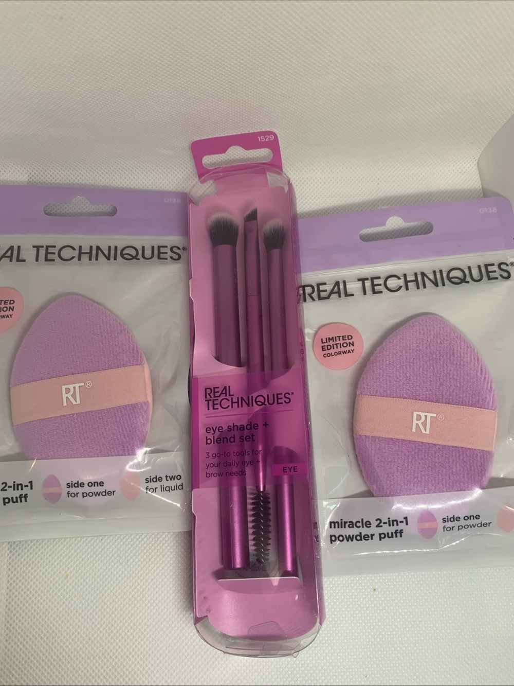 Real Techniques Eye Shade + Blend Set and 2 miracle 2-in-1 powder puffs NIB
